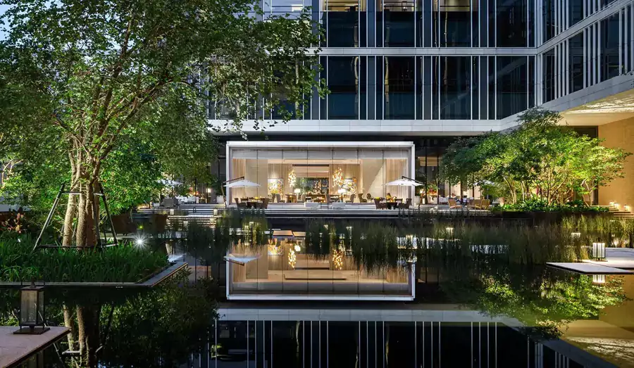 曼谷湄南河四季酒店将泰式传统元素(如木雕、织物纹理)悄悄融入现代线条里 曼谷湄南河四季酒店将泰式传统元素(如木雕、织物纹理)悄悄融入现代线条里