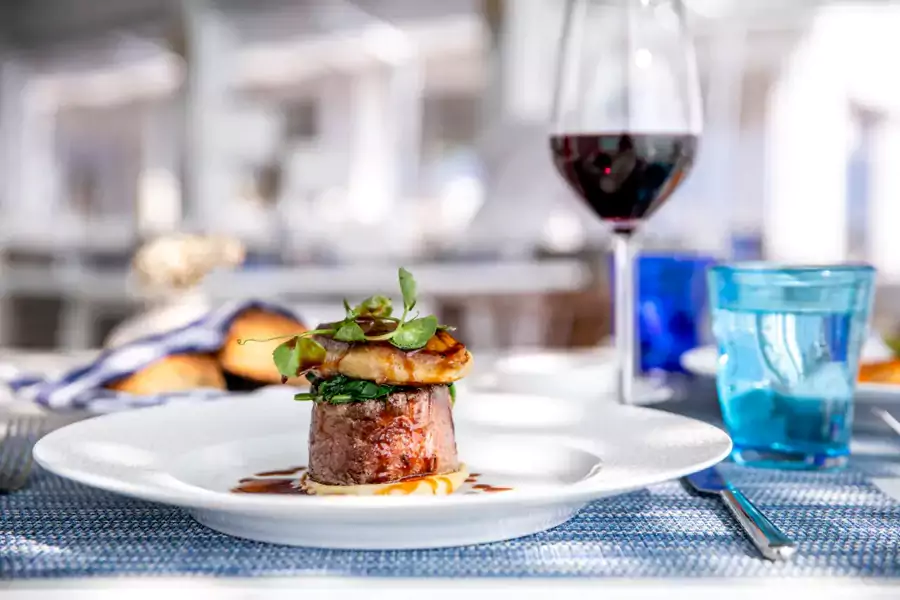 美食方面,酒店的四家餐厅各有特色却同样出色 美食方面,酒店的四家餐厅各有特色却同样出色