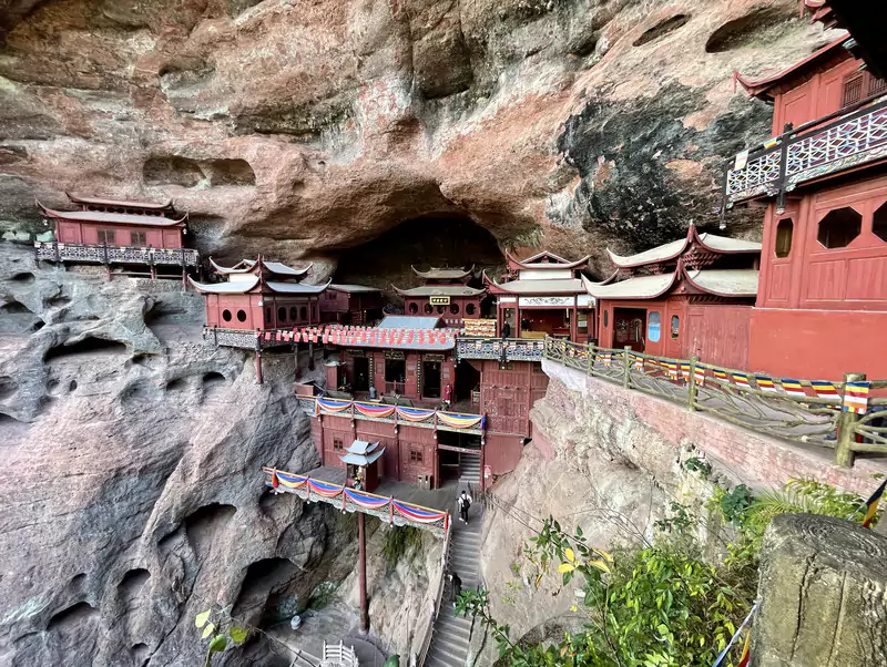 以一根木柱落地支撑起整个建筑 以一根木柱落地支撑起整个建筑