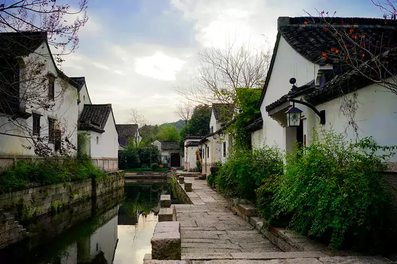 每间客房都是独栋院落或沿河别墅