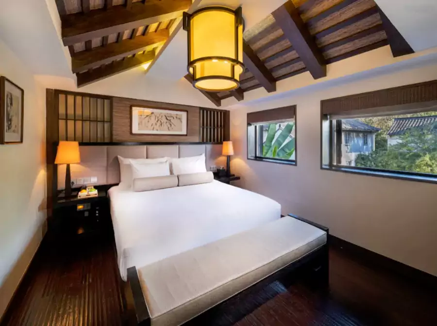 房间里的陈设简约而有质感