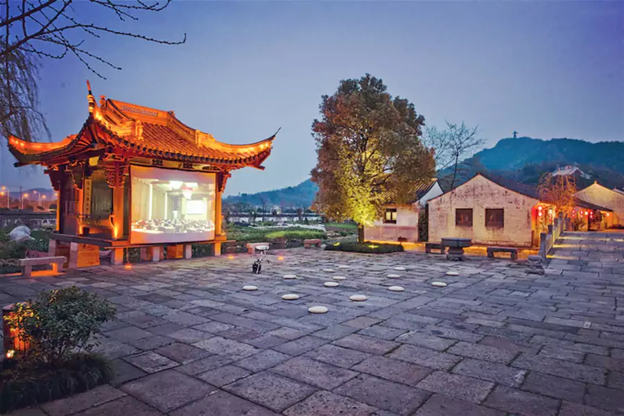 路边有祠堂、古戏台