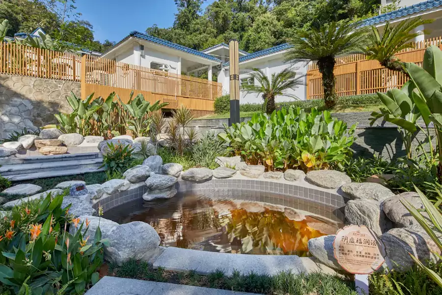 兰苑区有 20 多个不规则户外泡池