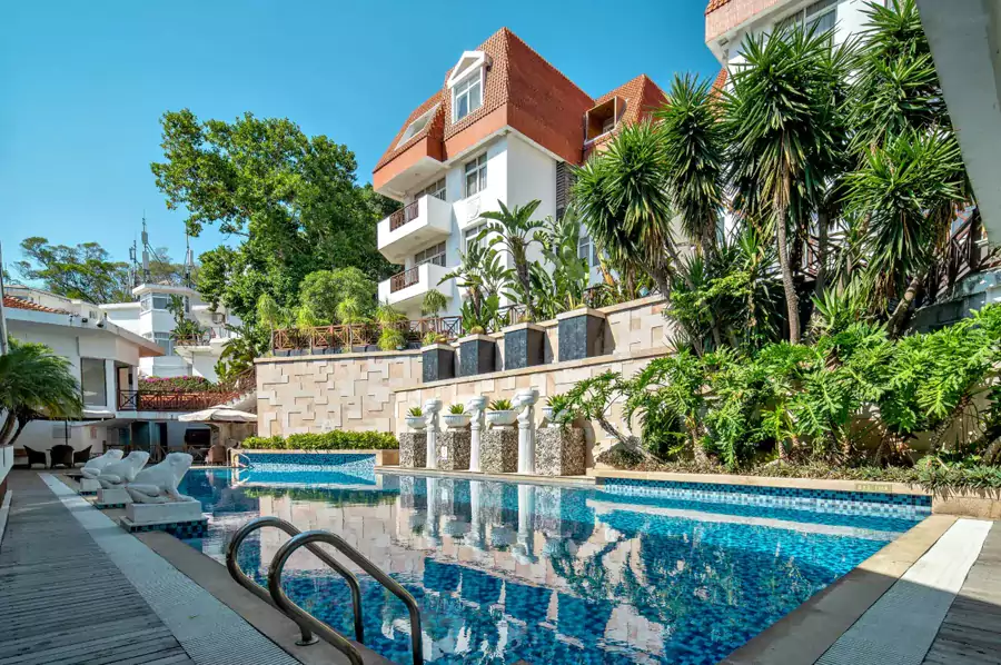 白墙橙瓦的红屋顶、庭院里遮天蔽日的大榕树