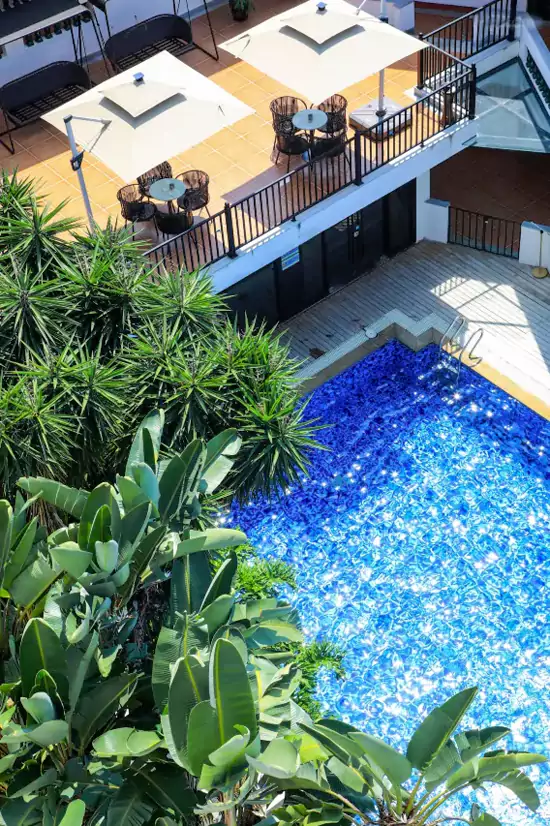 蓝色马赛克瓷砖铺就的池面，在阳光下泛着粼粼波光