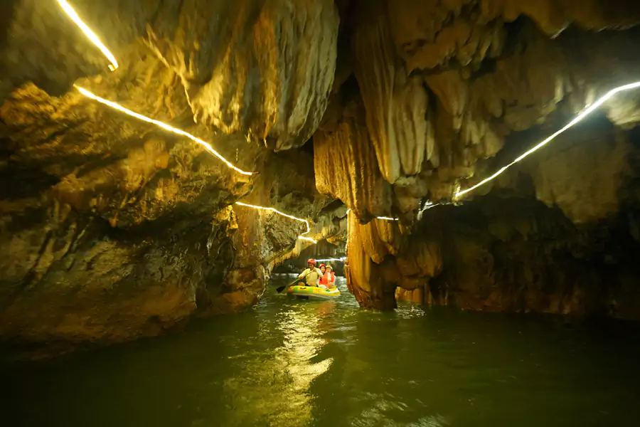 漂流途中会穿过三处天然溶洞 漂流途中会穿过三处天然溶洞