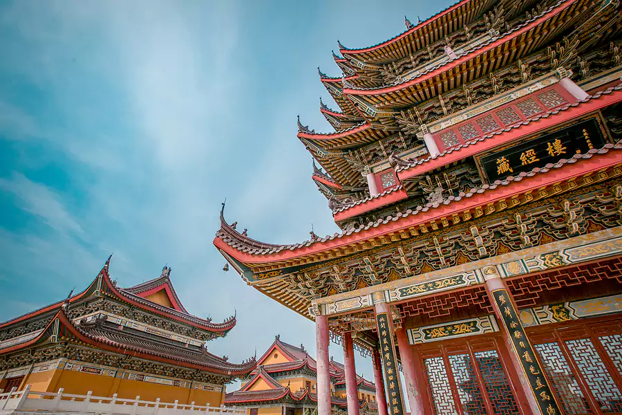 寺内的藏经楼是核心看点,珍藏着乾隆版《大藏经》和《四库全书荟要》 寺内的藏经楼是核心看点,珍藏着乾隆版《大藏经》和《四库全书荟要》