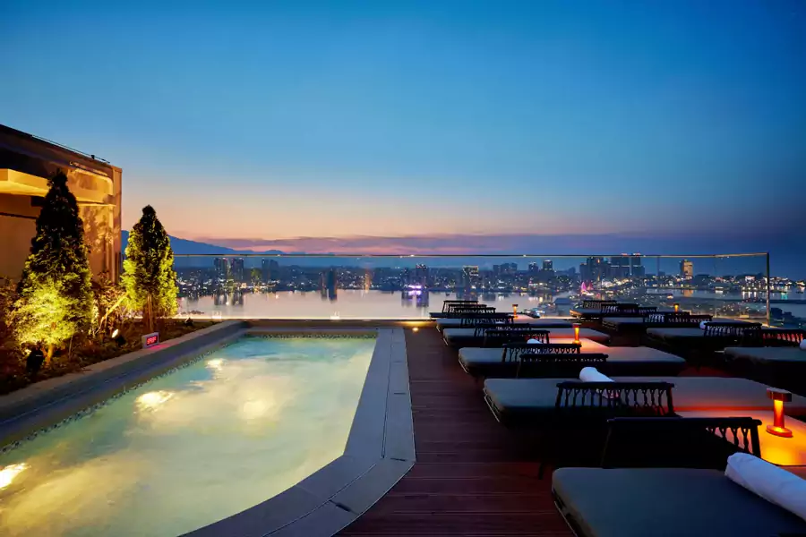 酒店的室外游泳池是夏日消暑的绝佳去处