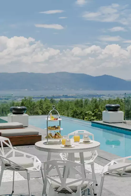 院心 C 位的恒温半悬浮透明无边泳池 院心 C 位的恒温半悬浮透明无边泳池