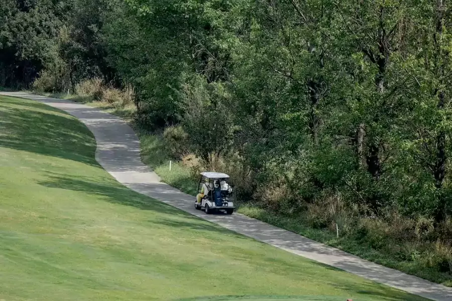 毗邻专业高尔夫球场的优势,让爱好者随时可以挥杆尽兴 毗邻专业高尔夫球场的优势,让爱好者随时可以挥杆尽兴