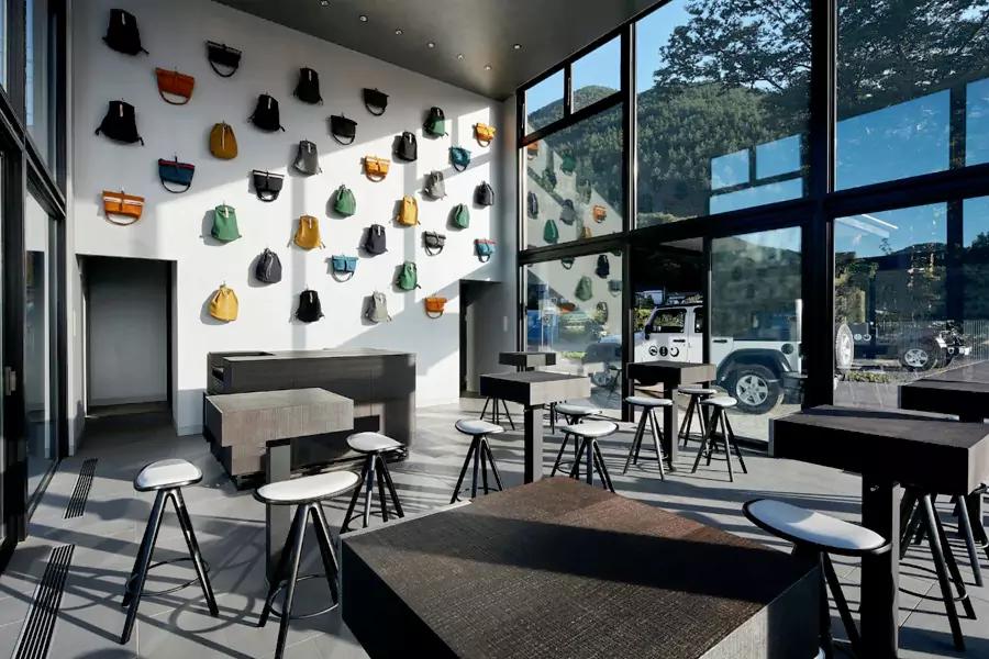 墙面挂满了各式露营背包 墙面挂满了各式露营背包