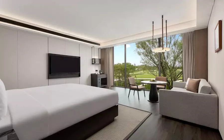 透过超大观景窗,将如是海的晨雾与暮色尽收眼底 透过超大观景窗,将如是海的晨雾与暮色尽收眼底