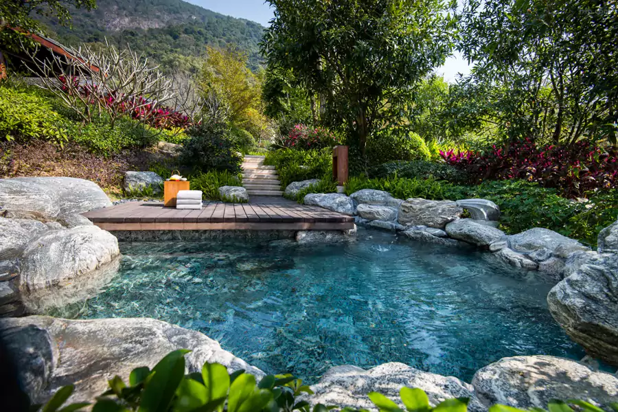 这里拥有国内外稀有的氡温泉 这里拥有国内外稀有的氡温泉