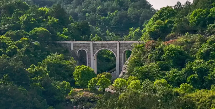 穿过气势十足的凯旋门