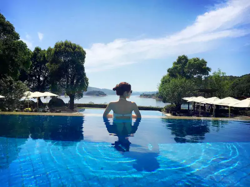 超大户外无边泳池与湖水无缝衔接