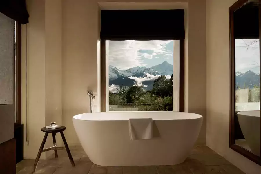 凭栏远眺时，松林与雪山的层次在眼前铺展开来