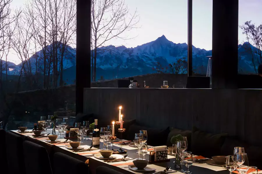 顶层观景酒吧的一杯特调，能陪你看星空慢慢铺满雪山的夜空