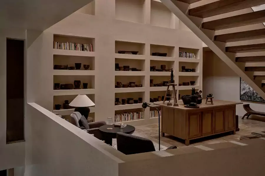 待到夜晚，酒店会播放关于梅里雪山的纪录片