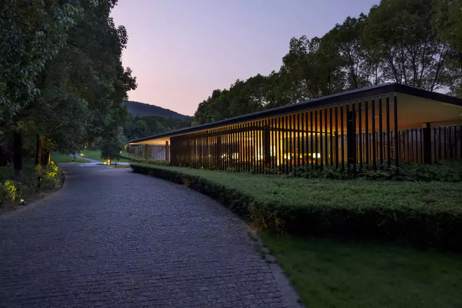 低处的独立前厅连着长长的水景池 低处的独立前厅连着长长的水景池