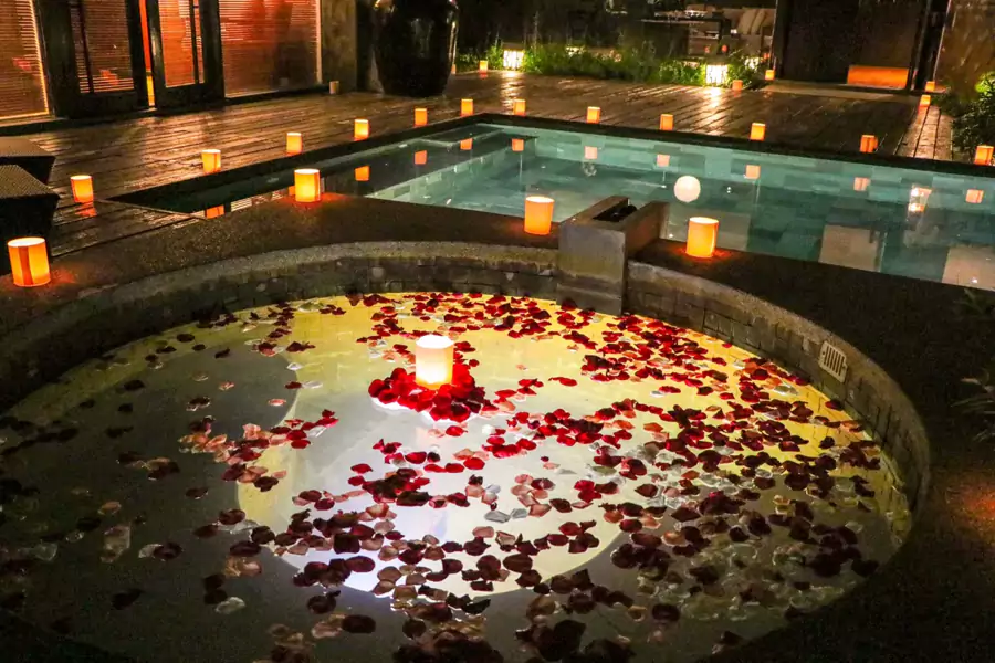 无边泳池紧挨着私汤泡池 无边泳池紧挨着私汤泡池