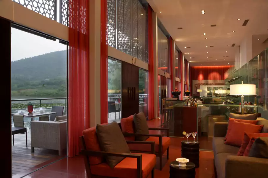 酒店的餐厅藏在透明玻璃长廊后 酒店的餐厅藏在透明玻璃长廊后