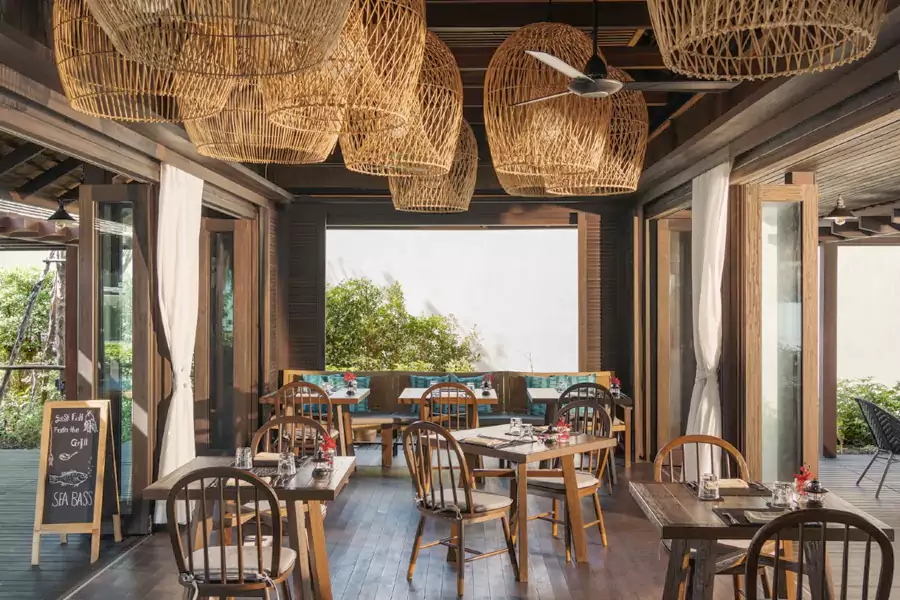 酒店设有 5 家风格迥异的餐厅和酒吧 酒店设有 5 家风格迥异的餐厅和酒吧