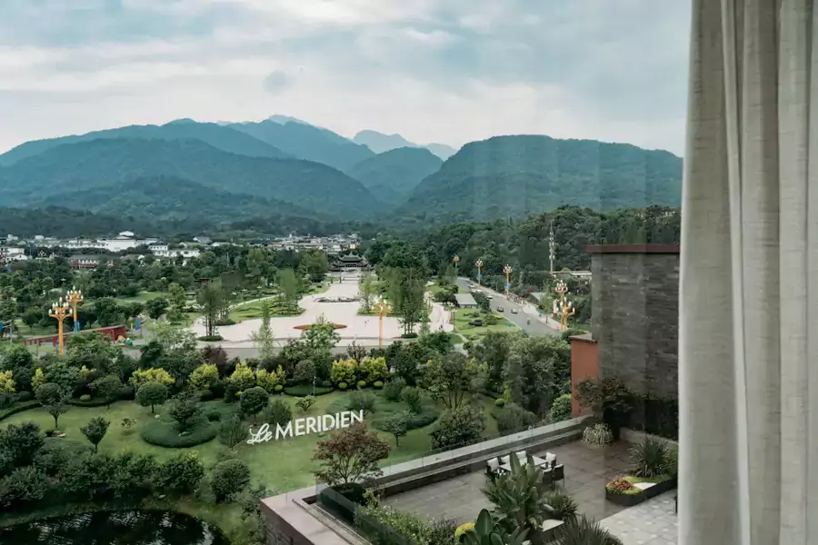 在酒店里就能沉浸式欣赏山景 在酒店里就能沉浸式欣赏山景