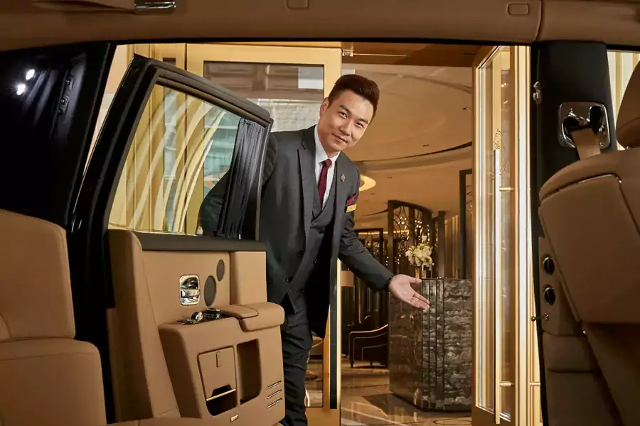 这里的服务堪称 “移动的英伦贵族管家”