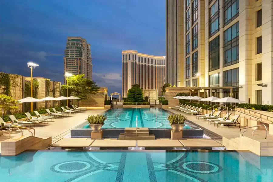 8 楼的标志性泳池绝对不能错过