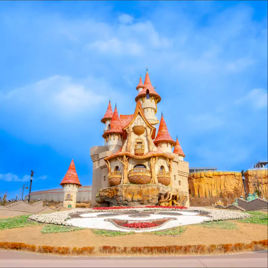 一座欧洲风格的城堡矗立在花丛中 一座欧洲风格的城堡矗立在花丛中