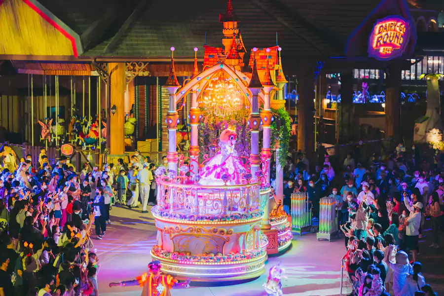 花车游行从罗莉王国花园出发 花车游行从罗莉王国花园出发