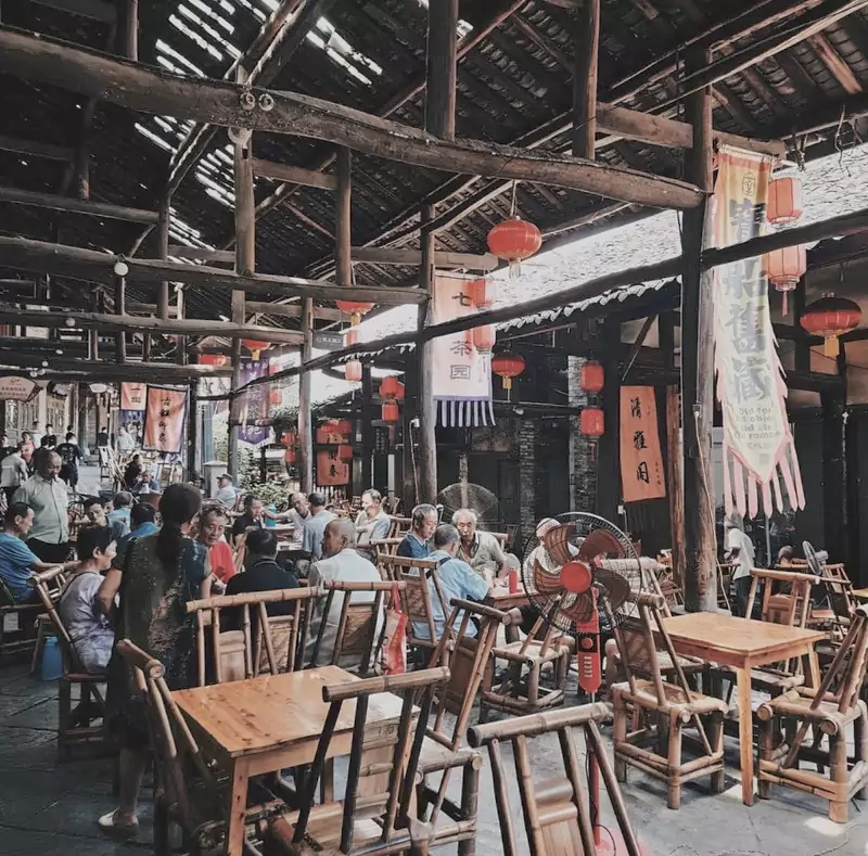 主街两侧的茶馆一家挨着一家 主街两侧的茶馆一家挨着一家