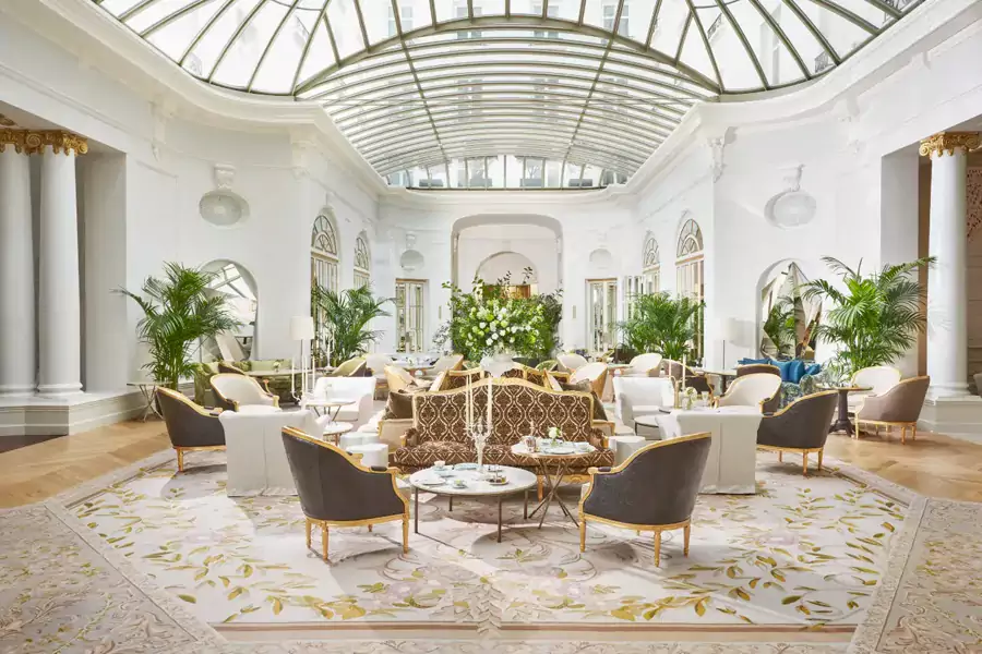 翻新后的酒店褪去了昔日浓重的红黄古典色调,换上柔和温润的奶油色系 翻新后的酒店褪去了昔日浓重的红黄古典色调,换上柔和温润的奶油色系