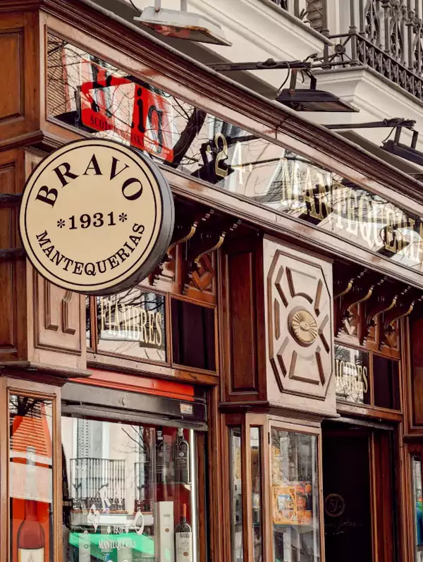 这座建筑早已超越住宿空间的定义,成为马德里的文化符号之一 这座建筑早已超越住宿空间的定义,成为马德里的文化符号之一