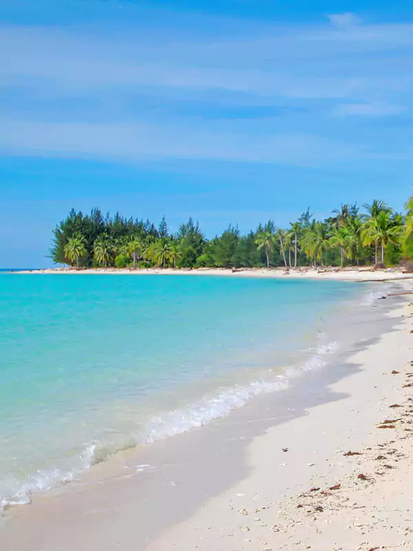 沙滩长约 2 公里,沙质像面粉一样细腻洁白 沙滩长约 2 公里,沙质像面粉一样细腻洁白