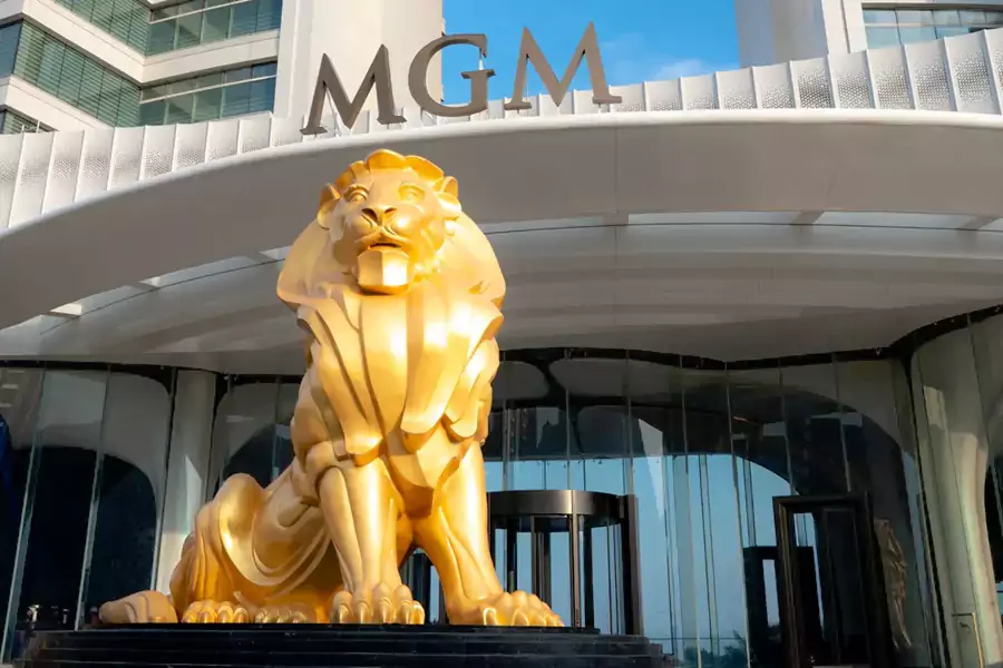 酒店门口矗立的巨大金狮子雕像 酒店门口矗立的巨大金狮子雕像