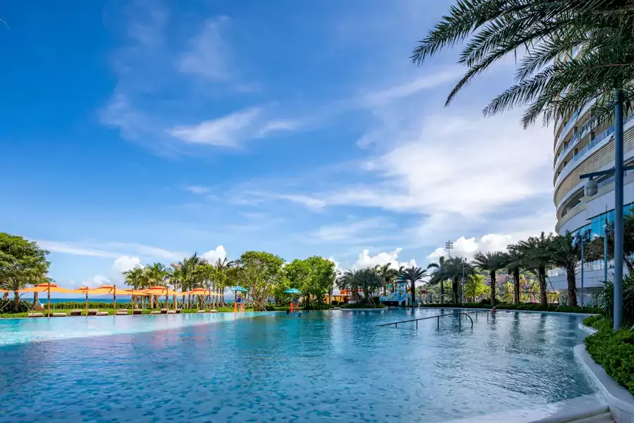 海景户外泳池采用恒温设计,全年可游 海景户外泳池采用恒温设计,全年可游