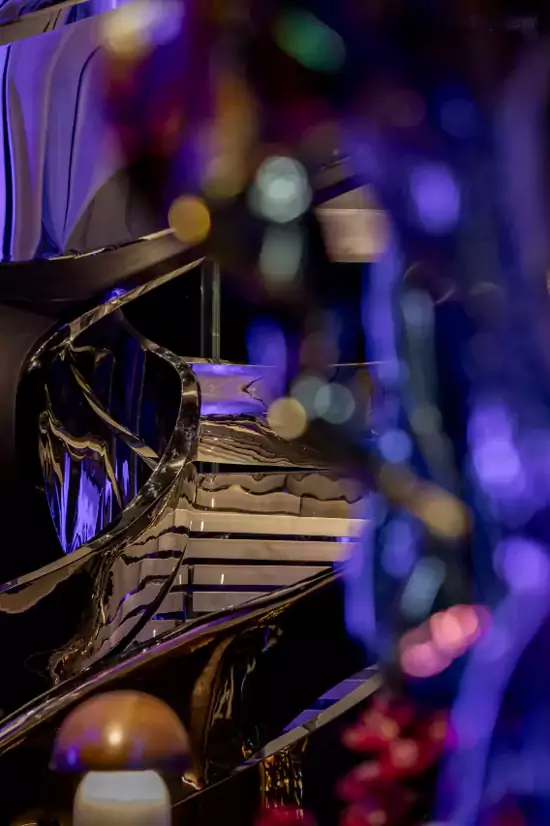 大堂中央的金属质感镜面旋转楼梯 大堂中央的金属质感镜面旋转楼梯