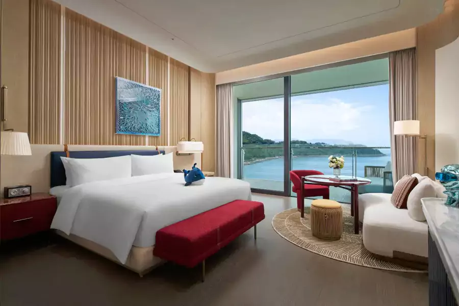 酒店共设 321 间全海景客房及套房 酒店共设 321 间全海景客房及套房