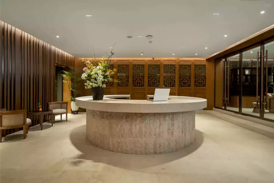 推开门进入大堂,瞬间被低饱和度的色调包裹 推开门进入大堂,瞬间被低饱和度的色调包裹