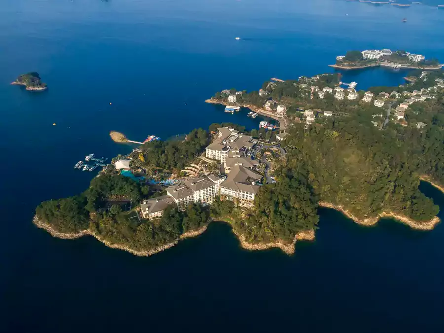 千岛湖开元度假村就扎在千岛湖中心湖区的麒麟半岛上