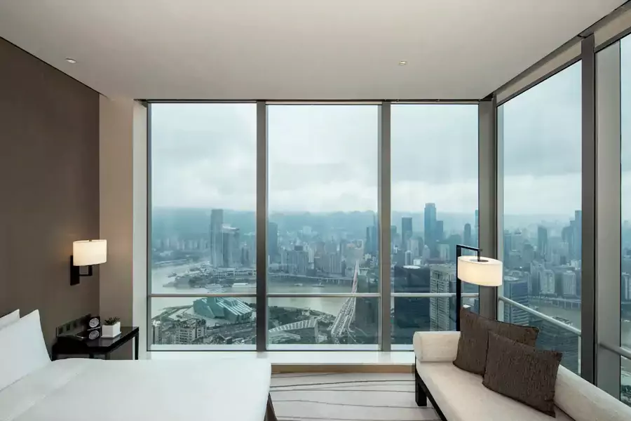 朝嘉陵江的客房,能邂逅瑰丽日落 朝嘉陵江的客房,能邂逅瑰丽日落