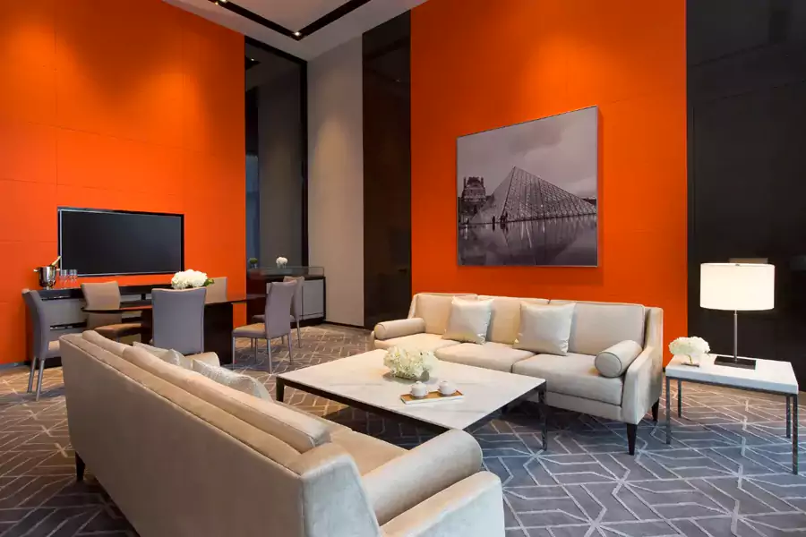 客房与公区的墙面挂满了艺术挂画 客房与公区的墙面挂满了艺术挂画