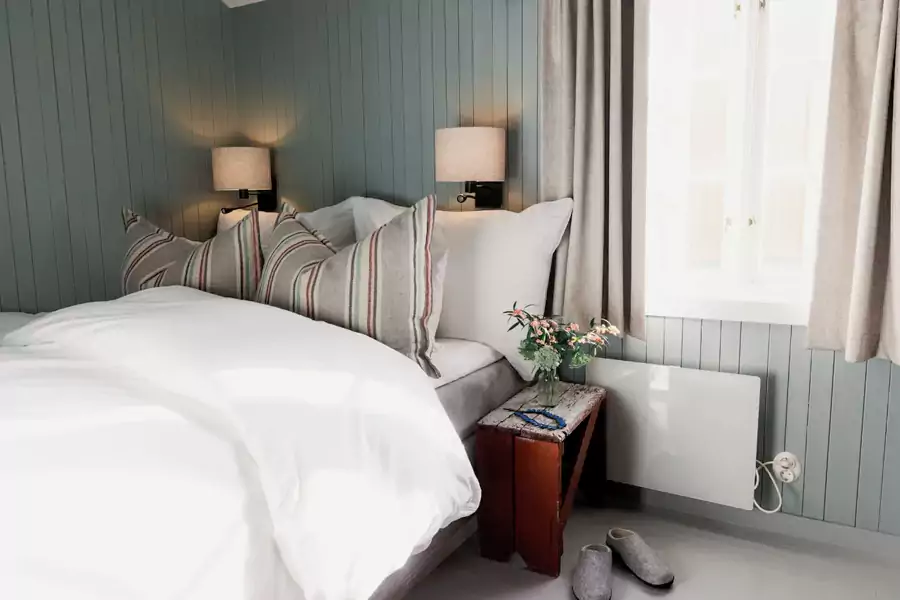 木质窗格将雪山、大海与天空框成一幅流动的画