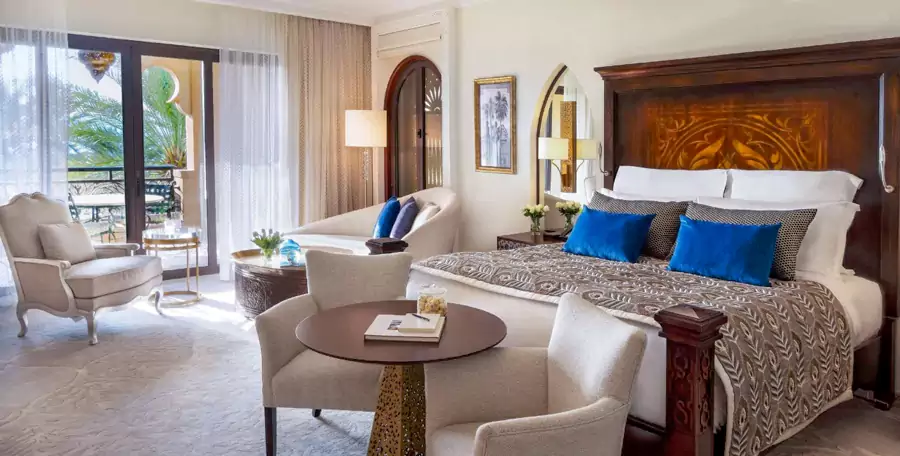 基础房型如宫殿高级房、宫廷高级豪华双床间，就能享受到宽敞的起居空间与绝佳视野