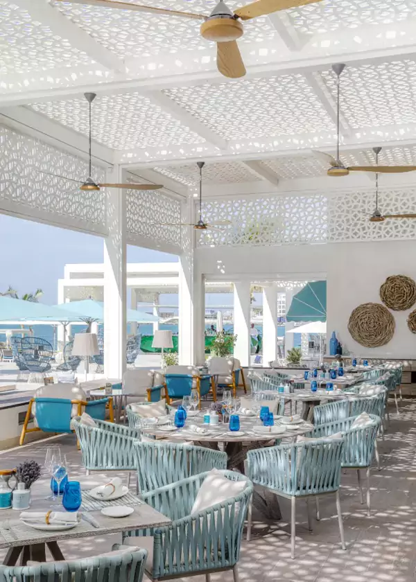 蓝白相间的布置透着清凉