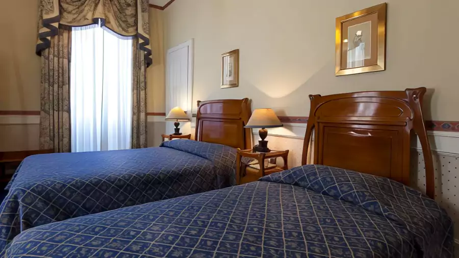 天鹅绒厚重帷幔点缀着窗户，完全是电影里的宫廷场景