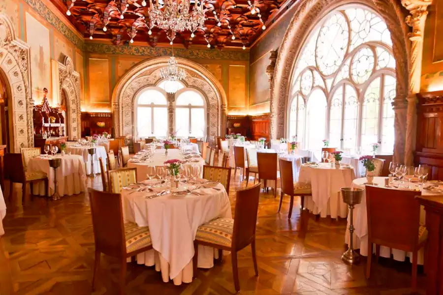 酒店的典雅餐厅有着华丽木质吊顶，在这里用餐仿佛置身皇宫