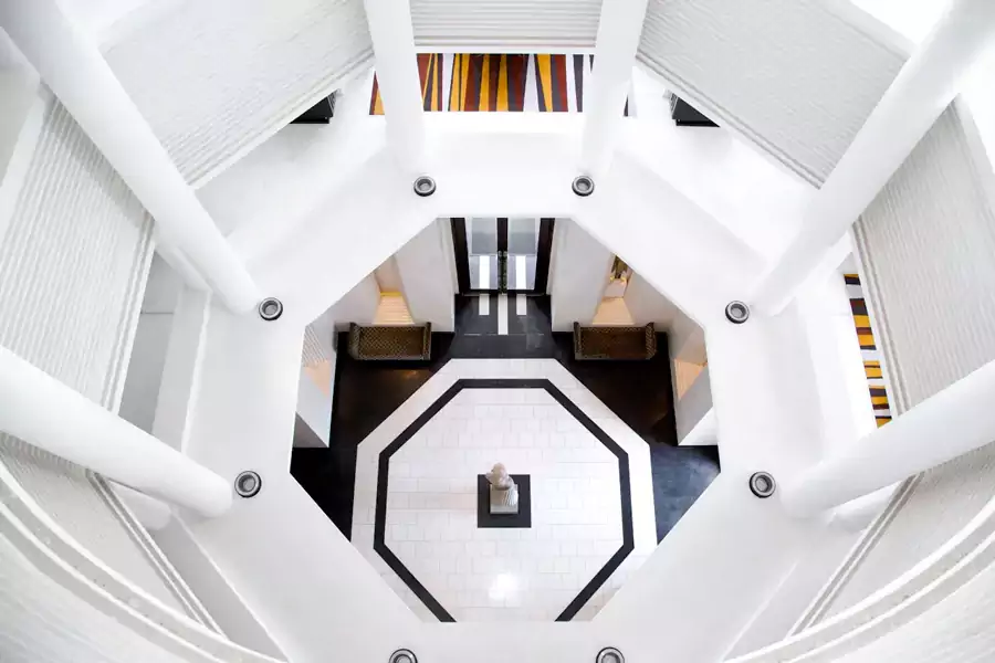 公区以纯净的白色为底,却用高棉传统里常见的红、黄、金点缀 公区以纯净的白色为底,却用高棉传统里常见的红、黄、金点缀