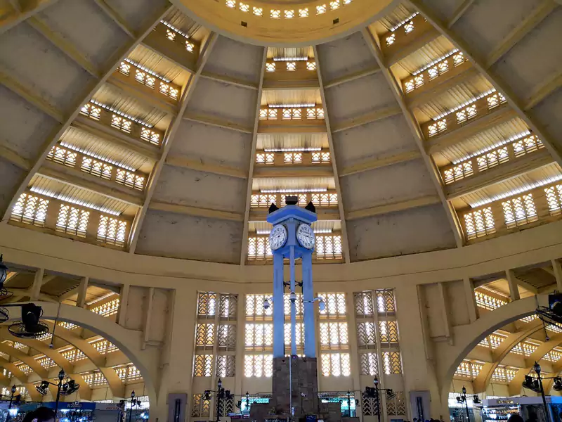 摊位沿着十字通道依次排开 摊位沿着十字通道依次排开